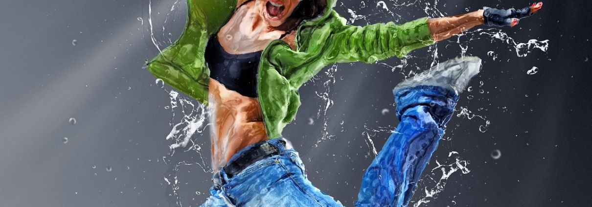 Kobieta z zajęć aqua fitness na tle wody